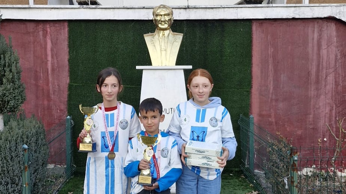 İlçemizde düzenlenen MANGALA Turnuvasında başarı gösteren ilkokul ve ortaokul öğrencilerimizi tebrik ediyoruz :)